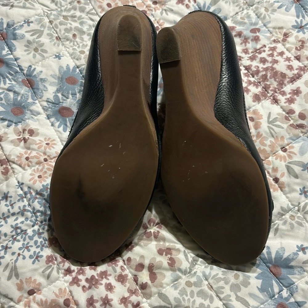 Tory Burch wedges in black size 7 with peep toe